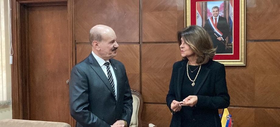 Reunión Vicepresidenta y Canciller con el Ministro de Defensa de Paraguay, Bernardino Soto Estigarribia.