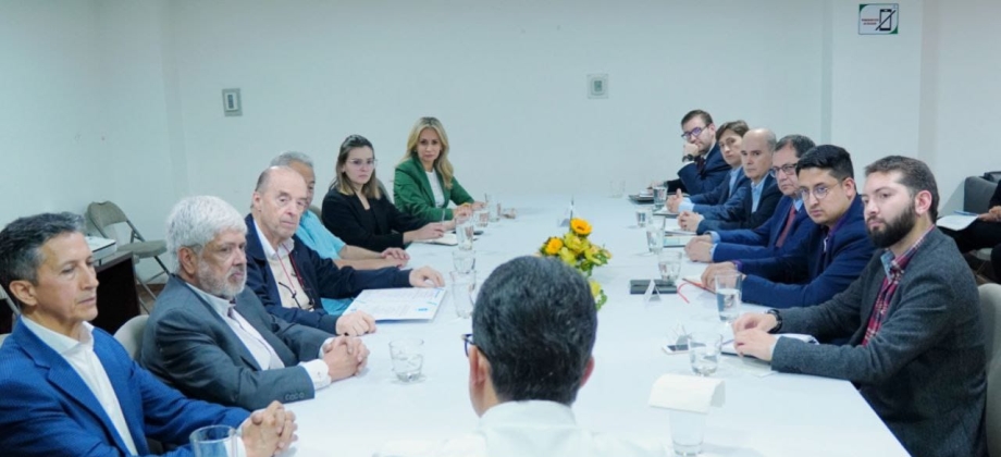 Reunión con equipo del Consulado y de la Embajada de Colombia en México