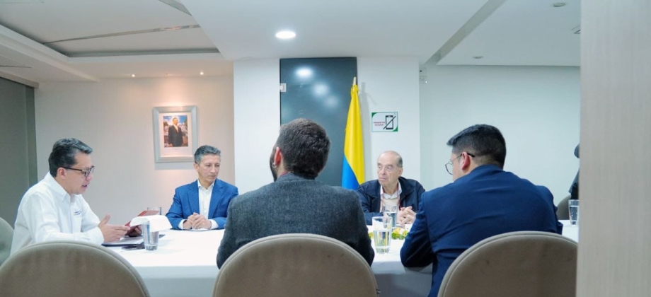 Reunión con equipo del Consulado y de la Embajada de Colombia en México