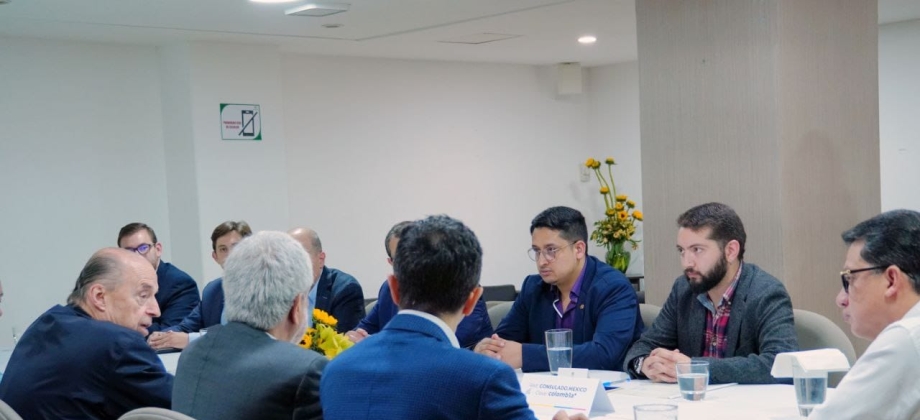 Reunión con equipo del Consulado y de la Embajada de Colombia en México