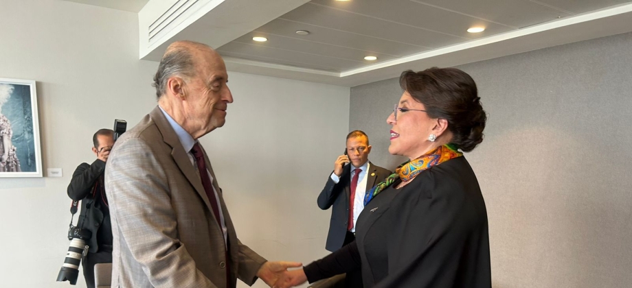 Presidente Petro y Canciller Leyva sostuvieron encuentro con la presidenta de Honduras, Xiomara Castro