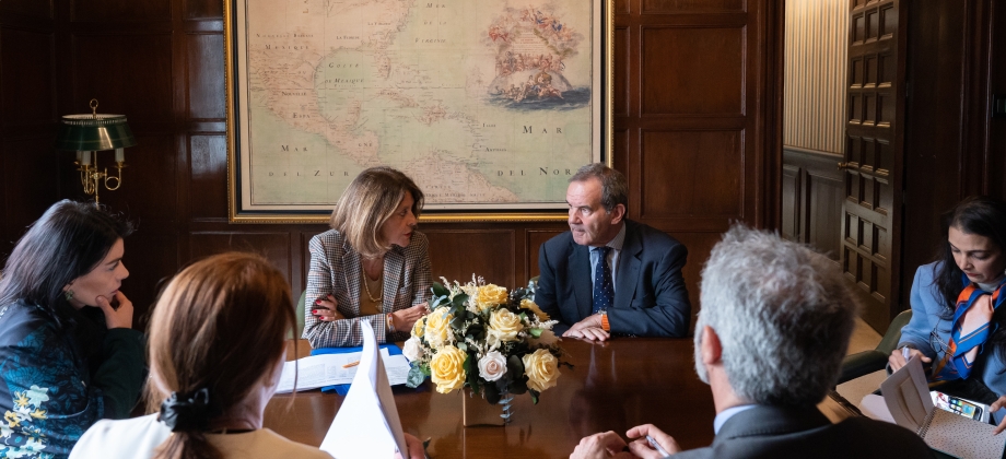 Vista del secretario Andrés Allamand a la sede del Ministerio de Relaciones Exteriores donde sostuvo una reunión con la señora Canciller