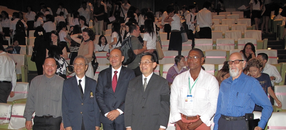 El Embajador de Colombia en Tailandia, Andelfo García (tercero de izq a der), y el Secretario Cultura de San Andrés, Lisandro Pomare, junto a autoridades de la Universidad de Chulanlongkorn después del concierto. Foto: Cancillería.