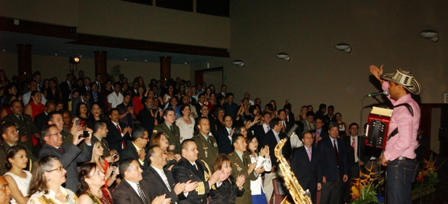 En el marco del Plan de Promoción de Colombia en el Exterior, el pasado 18 de julio, se llevó a cabo un concierto del grupo vallenato Eterno Abril, liderado por Éibar Gutiérrez. Foto: Embajada de Colombia en Honduras. 
