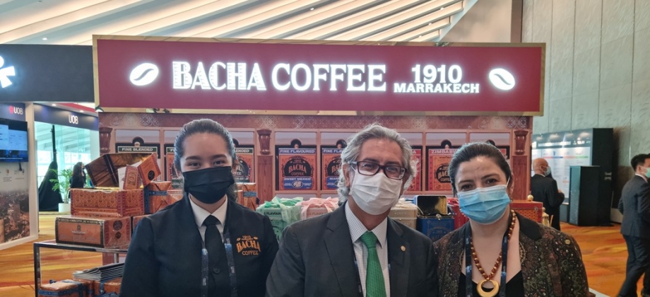 Sra. Carmen Jia Min Pek Plazas de la empresa Basha Coffee, Embajador Manuel Solano y Sandra Salamanca, Directora de ProColombia en Singapur.