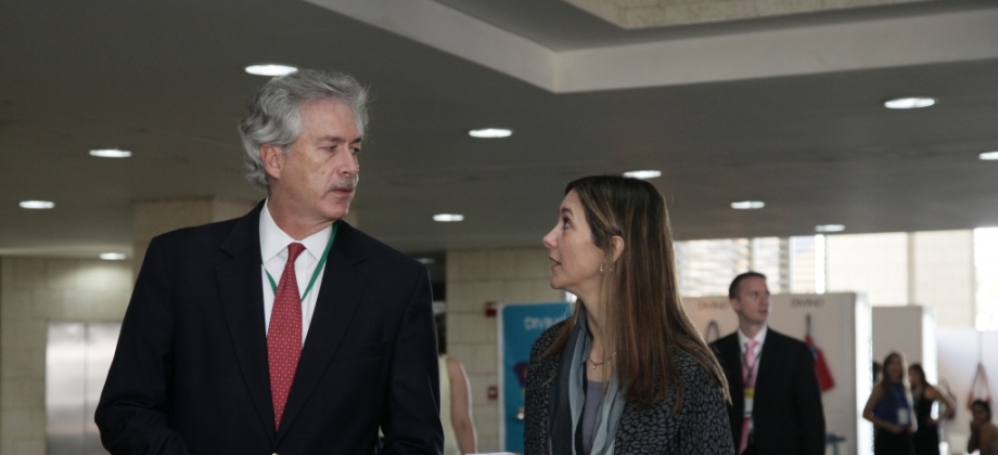 La Viceministra de Asuntos Multilaterales, Patti Londoño, y el Subsecretario de 