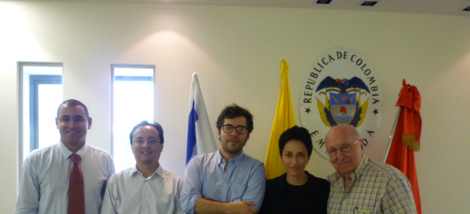 De izq. a der.: Cónsul Camilo Sandoval, el Ministro Consejero Hernán Vargas, el 