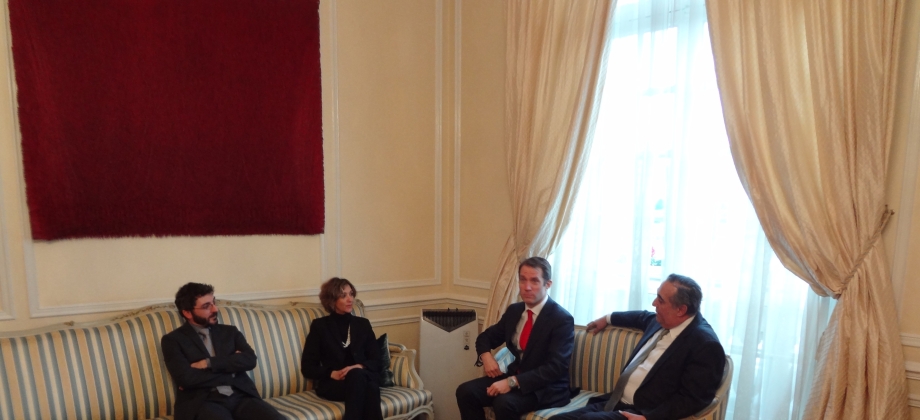 Viceministra de Relaciones Exteriores, Patti Londoño, acompañada por el Embajador de Colombia en Francia, Federico Renjifo (derecha), se reunió con el Director adjunto de las Américas y el Caribe del Ministerio de Relaciones Exteriores francés,  Matthieu Perraud, y el Director adjunto del Medio Ambiente y Cambio Climático del Ministerio de Asuntos Exteriores francés, Olivier Fontan (Izq.). Foto: Embajada de Colombia en Francia.