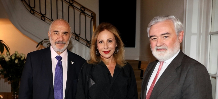 El Embajador Alberto Furmanski, su esposa, Aída de Furmanski y Darío Villanueva, Director de la RAE. Foto: Embajada de Colombia en España.