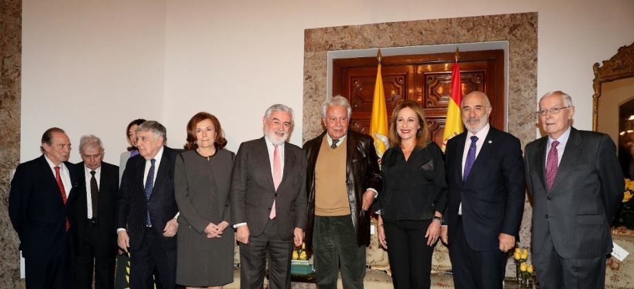 Los embajadores junto al ex presidente González y los Académicos de la RAE. Foto: Embajada de Colombia en España.  