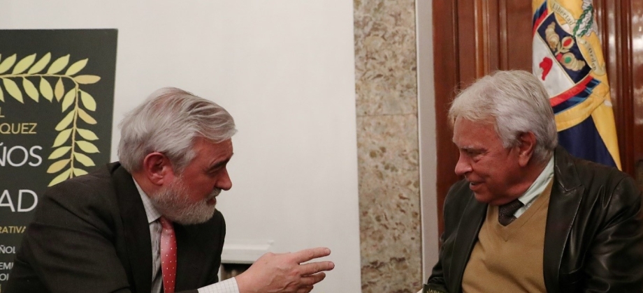 Momentos del conversatorio entre Darío Villanueva, Director de la RAE y el expresidente de España Felipe González Foto: Embajada de Colombia en España.
