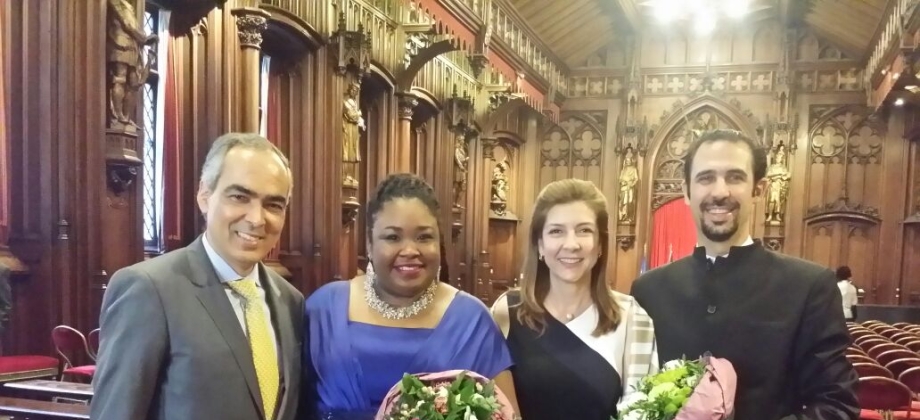 El Embajador de Colombia en Bélgica, Rodrigo Rivera; la soprano Betty Garcés; Claudia de Rivera, esposa del Embajador y el pianista Alejandro Roca.  Crédito: Embajada de Colombia en Bélgica.