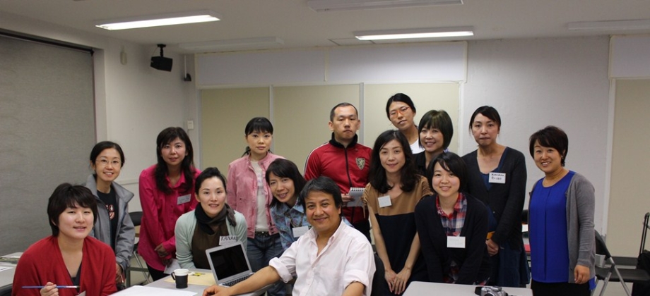 El ilustrador colombiano José Sanabria (centro) y 12 de los ilustradores japoneses durante sesión de trabajo del taller de ilustradores del proyecto ‘Pombo en Japón’, en Tokio, junto a Yukako Kubota (extrema der.) traductora del taller. Foto: Embajada de Colombia en Japón.