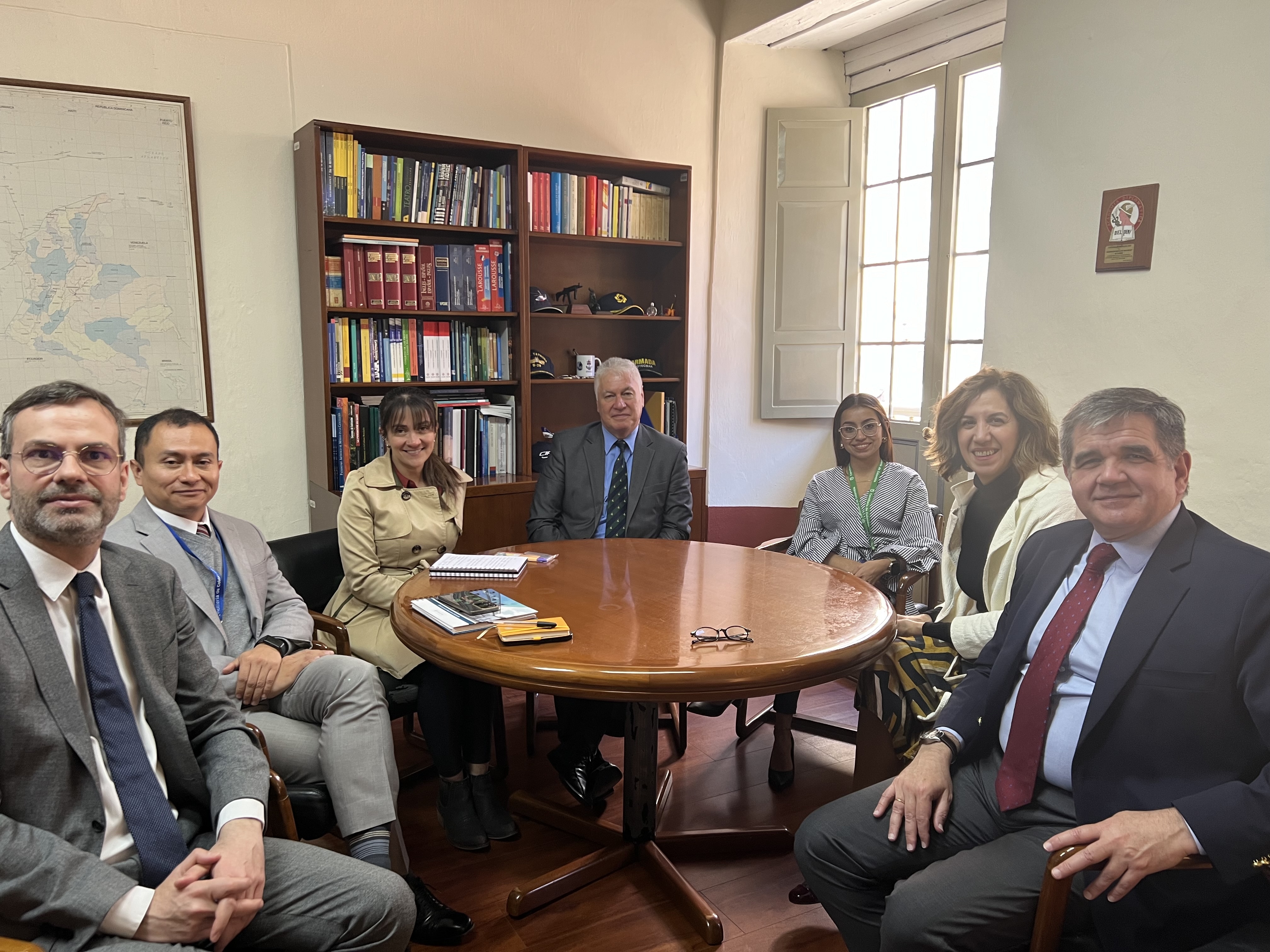 Arte, cultura y educación temas tratados en la visita del Embajador de España en Colombia y la Directora de la Casa Árabe de España al director de la Academia Diplomática 