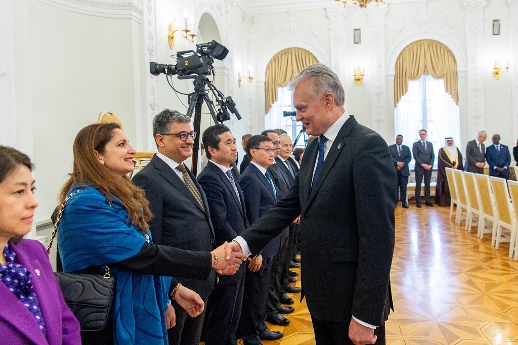 Embajador de Colombia en Polonia participa en el saludo al cuerpo diplomático en Lituania
