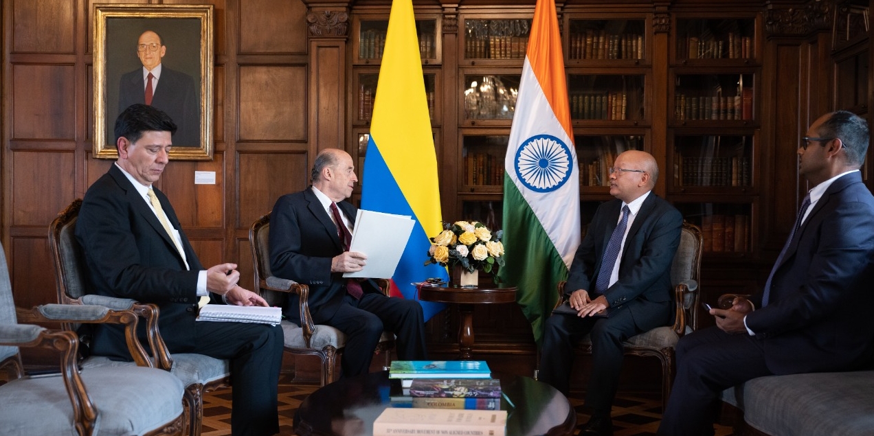Ministro de Relaciones Exteriores, Álvaro Leyva Durán, recibió Copias de Estilo del nuevo Embajador de la República de la India en Colombia, Sr. Vanlalhuma