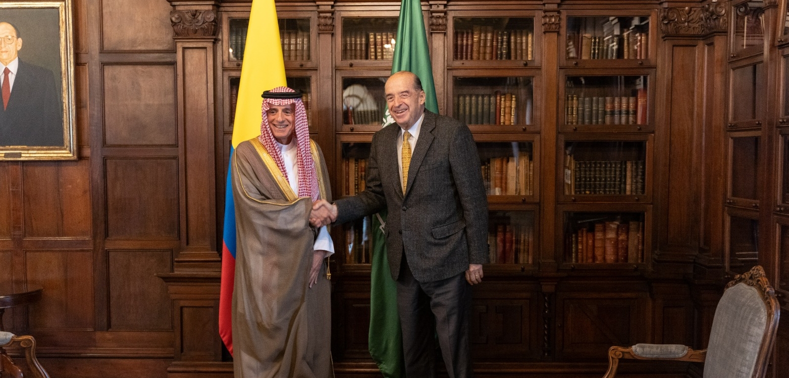 Canciller Álvaro Leyva habló con el ministro de Estado para Asuntos Exteriores de Arabia Saudita, Adel Al-Jubeir, sobre la importancia de las inversiones en los sectores de transición energética, salud y agricultura