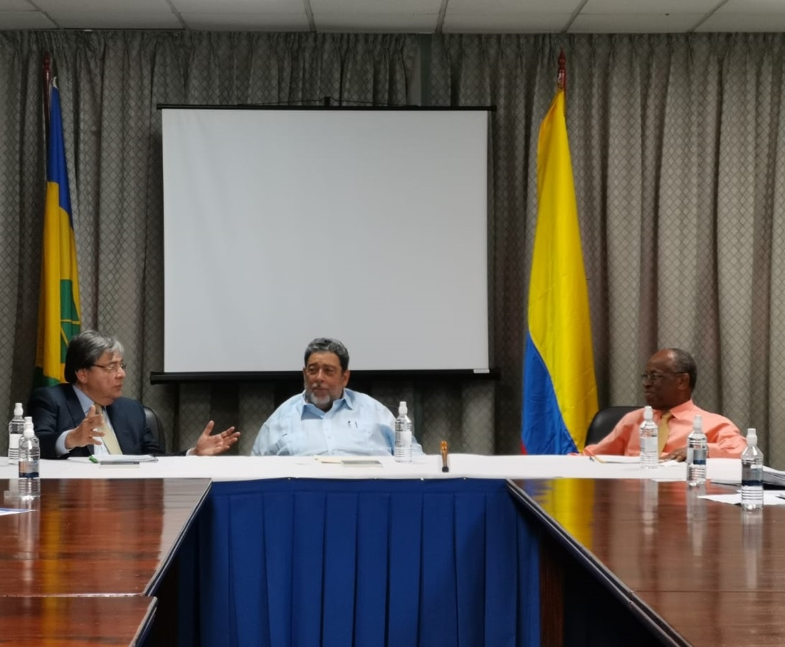 Comercio y turismo, temas abordados por el Canciller Carlos Holmes Trujillo, el Primer Ministro de San Vicente y las Granadinas y el Ministro de Relaciones Exteriores y Comercio