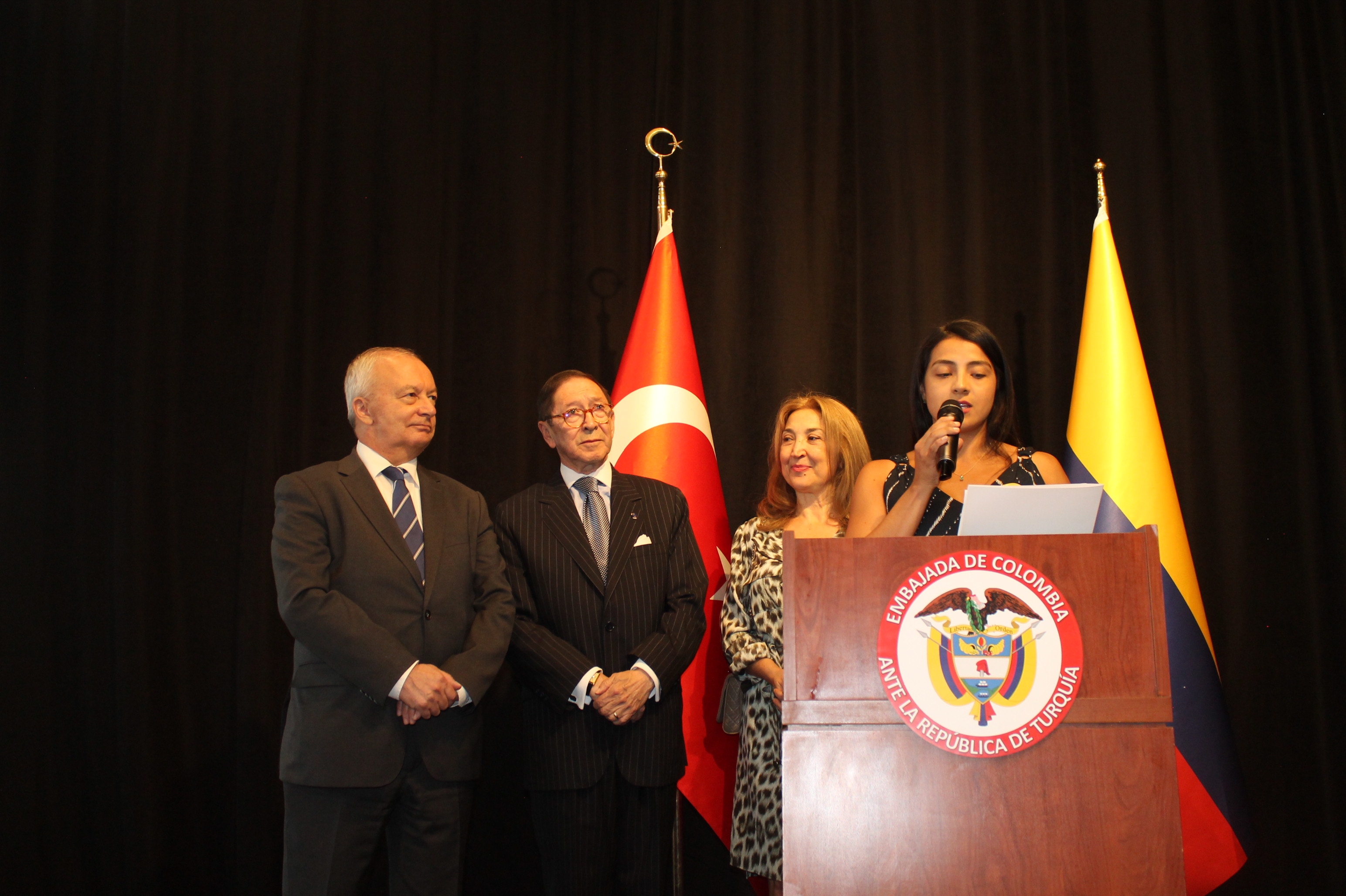 Embajada conmemoró el Bicentenario de la Independencia de Colombia y la torre insignia de Turquía, Atakule, relució con el amarillo, azul y rojo