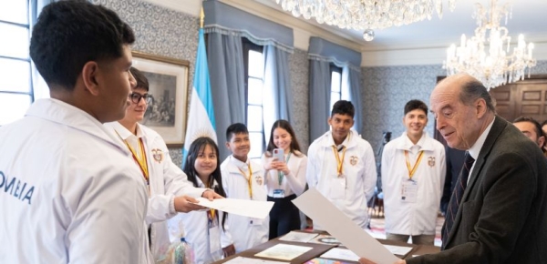 El Ministro de Relaciones Exteriores y Paz, Álvaro Leyva Durán, despidió a los siete jóvenes nariñenses que viajan a Argentina a un intercambio cultural en ilustración El Ministro de Relaciones Exteriores y Paz, Álvaro Leyva Durán, despidió a los siete jóvenes nariñenses que viajan a Argentina a un intercambio cultural en ilustración