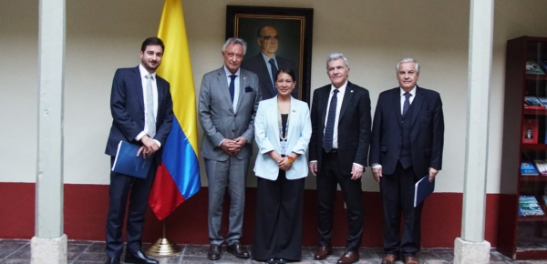 En la foto aparecen Lena Estrada Añokazi, directora de la Academia Diplomática, y Mario Verón Guerra, nuevo embajador de Argentina en Colombia, junto con otros representantes de ambos países.