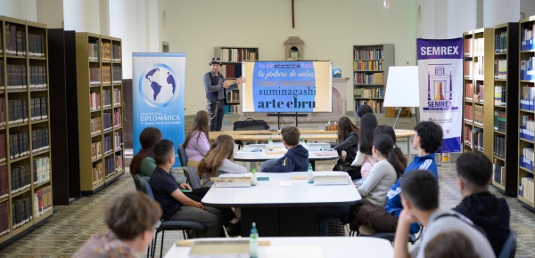 Foto general de la Biblioteca Marco Fidel Suárez en la que se ve un grupo de participantes de la actividad especial para niños y jóvenes, enfocada en crear cuadernos con diseños de pintura en agua.