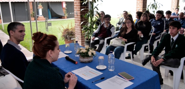 Un grupo de estudiantes del modelo SIMONU visitaron la Embajada de Cuba en Colombia como parte de su formación académica 