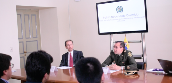 Estudiantes del Curso de formación diplomática y consular participaron de la charla “Papel de la Policía Nacional en el posconflicto” en la Academia Diplomática