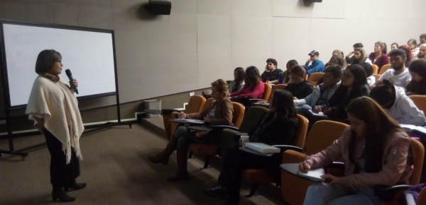 Directora de la Academia Diplomática ofrece conferencia sobre el Servicio Exterior Colombiano en la Universidad Tadeo