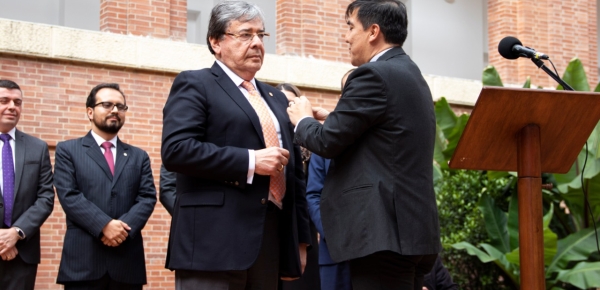 Asociación Diplomática de Colombia le otorgó la insignia de Embajador de Carrera Diplomática y Consular al Canciller Holmes Trujillo