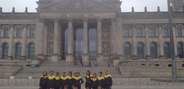 Jóvenes de El Orejón y Pueblo Nuevo, que participan en un intercambio deportivo en fútbol, visitaron el Parlamento Alemán