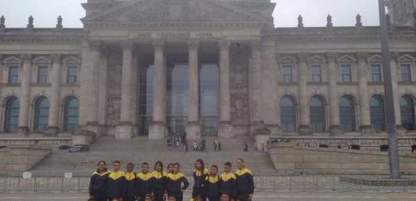 Jóvenes de El Orejón y Pueblo Nuevo, que participan en un intercambio deportivo en fútbol, visitaron el Parlamento Alemán Jóvenes de El Orejón y Pueblo Nuevo, que participan en un intercambio deportivo en fútbol, visitaron el Parlamento Alemán