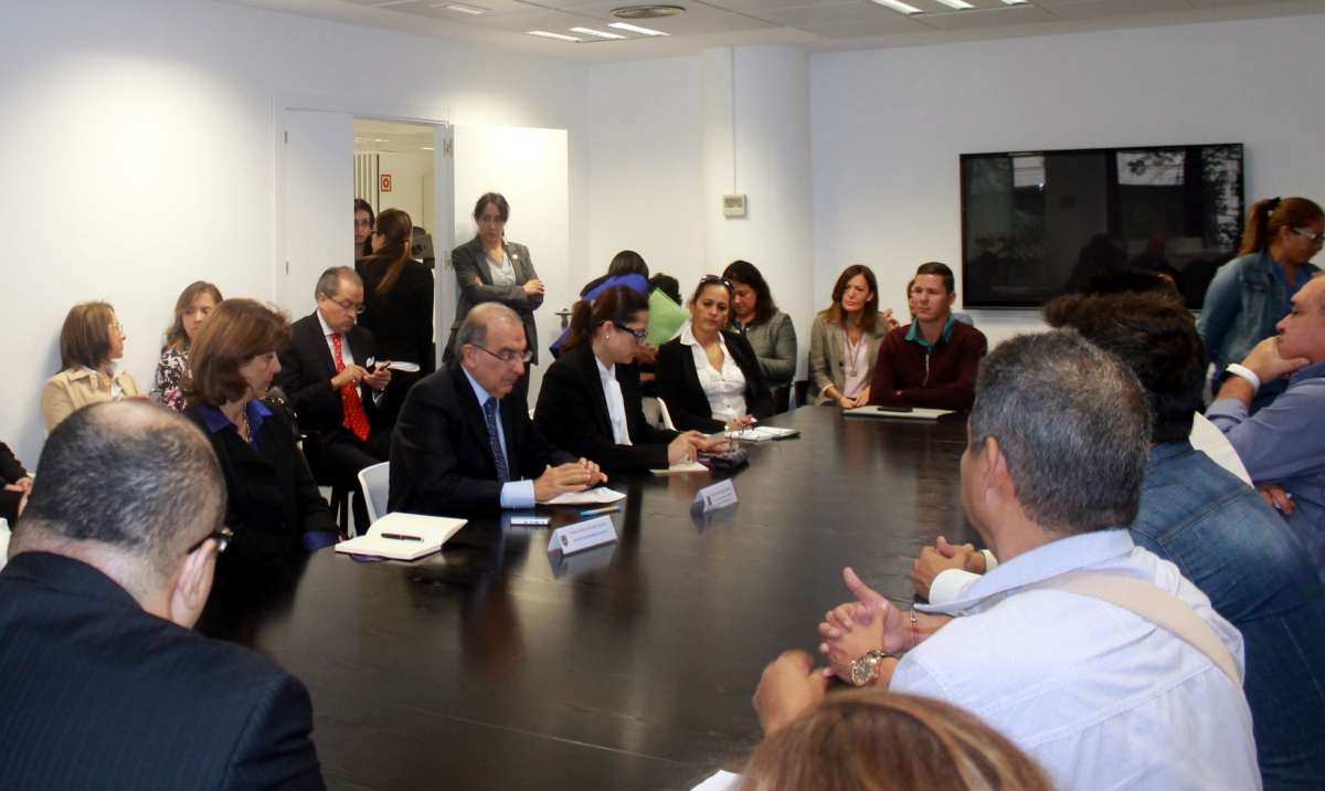 Canciller y Jefe del equipo negociador del Gobierno Nacional  se reunieron con víctimas colombianas que residen en  España
