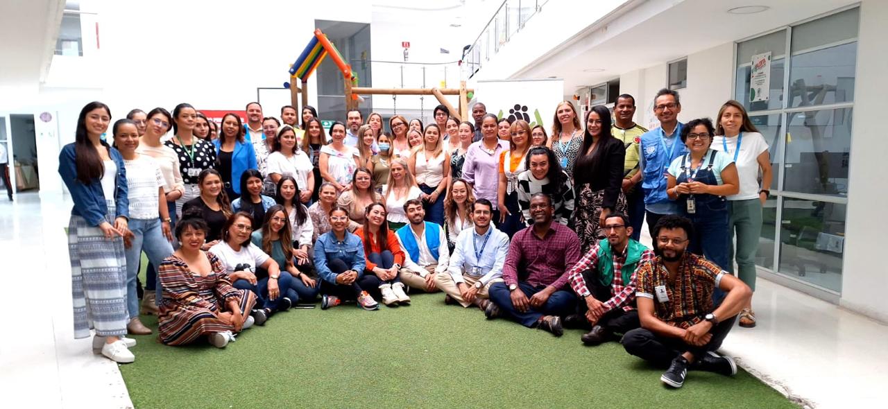 Foto grupal de los participantes en el taller