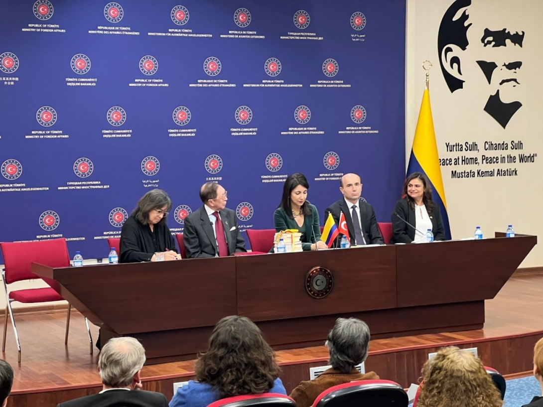 Ciclo de conferencias de la escritora y periodista Laura Restrepo en Estambul y Ankara, y ceremonia de clausura del curso de español para Diplomáticos del Ministerio de Relaciones Exteriores y servidores públicos de Türkıye