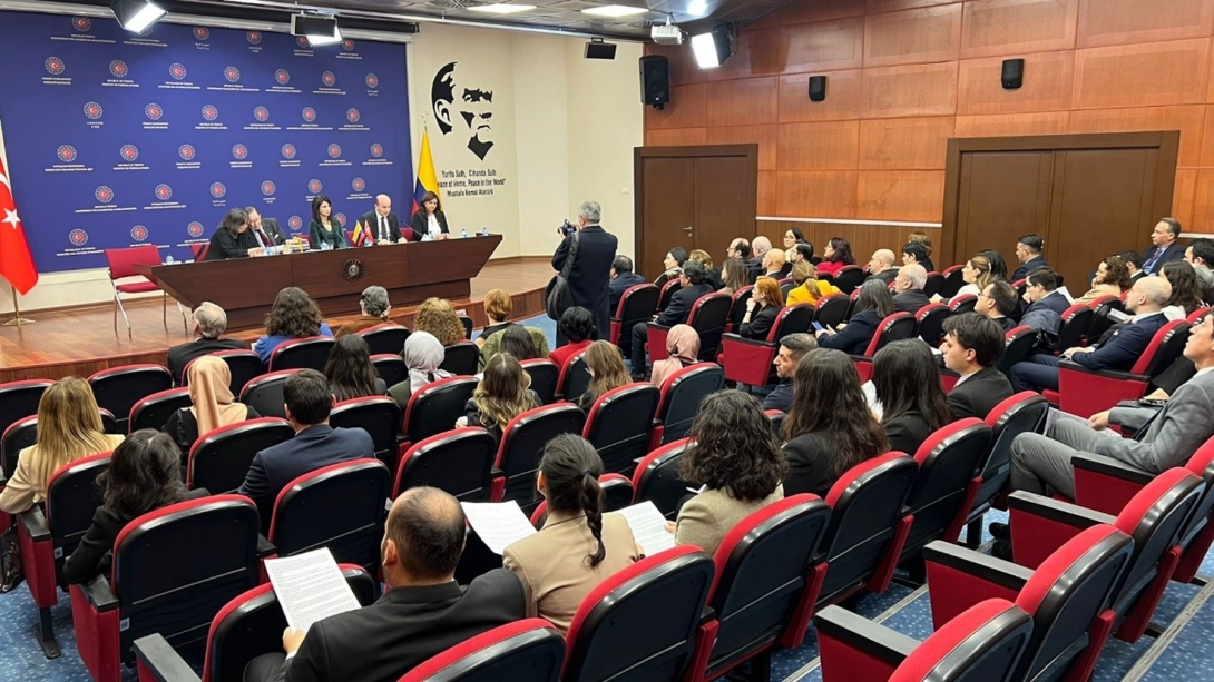 Ciclo de conferencias de la escritora y periodista Laura Restrepo en Estambul y Ankara, y ceremonia de clausura del curso de español para Diplomáticos del Ministerio de Relaciones Exteriores y servidores públicos de Türkıye