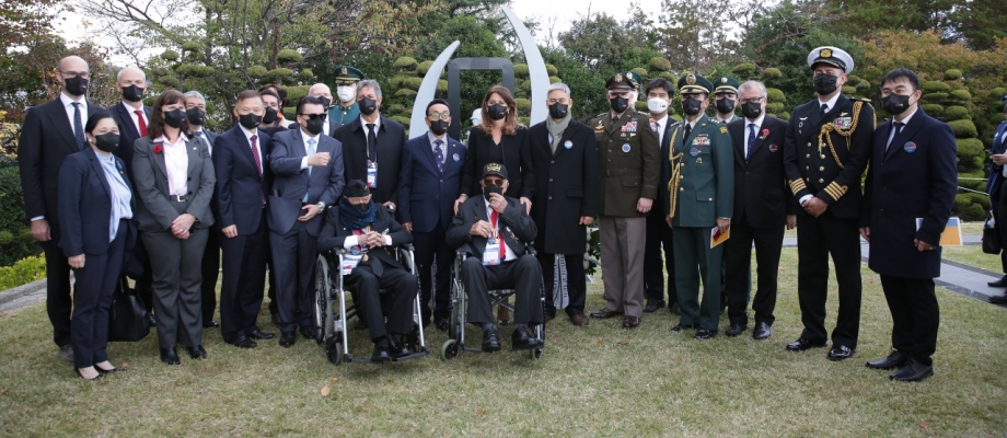 En la ciudad de Busan, la Vicepresidente y Canciller participó en la ceremonia de develación de la escultura en honor a los soldados colombianos caídos en combate durante la Guerra de Corea